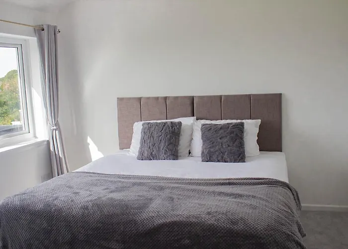 3-Bedroom Home - Close To M4 & Private Off-Road Parking