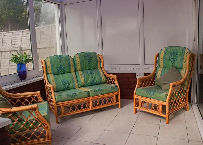 3-Bedroom Home - Close To M4 & Private Off-Road Parking