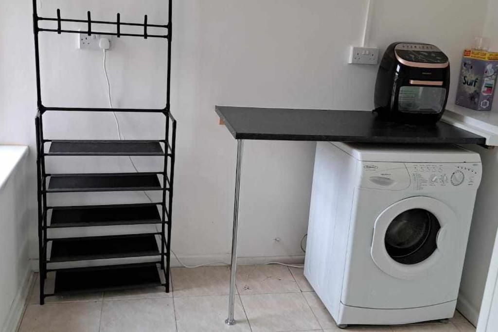 3-bedroom - Close To M4 & Private Off-road Parking Дом отдыха Суонси