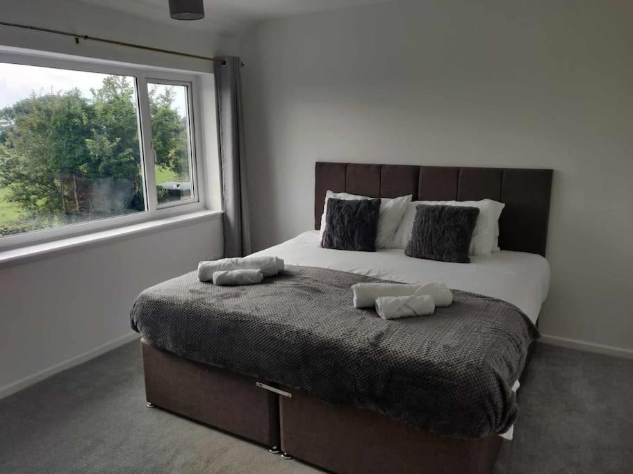 3-bedroom - Close To M4 & Private Off-road Parking * Суонси