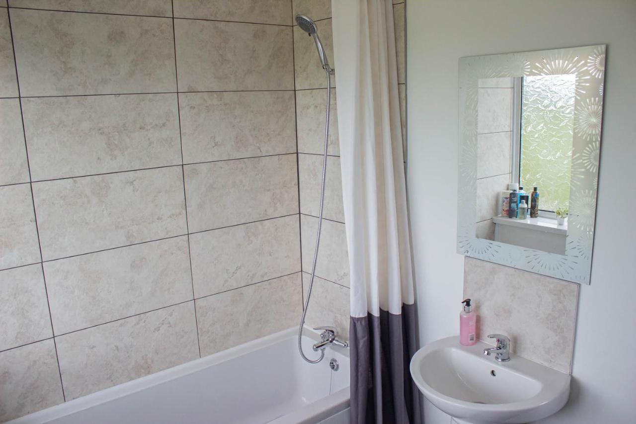 3-bedroom - Close To M4 & Private Off-road Parking * Суонси