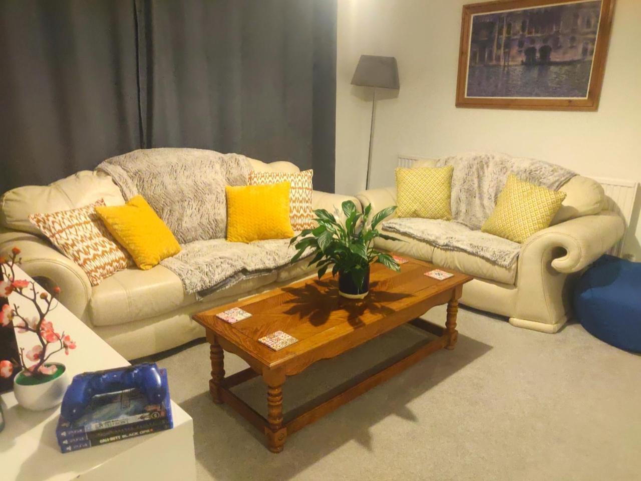 3-bedroom - Close To M4 & Private Off-road Parking Суонси