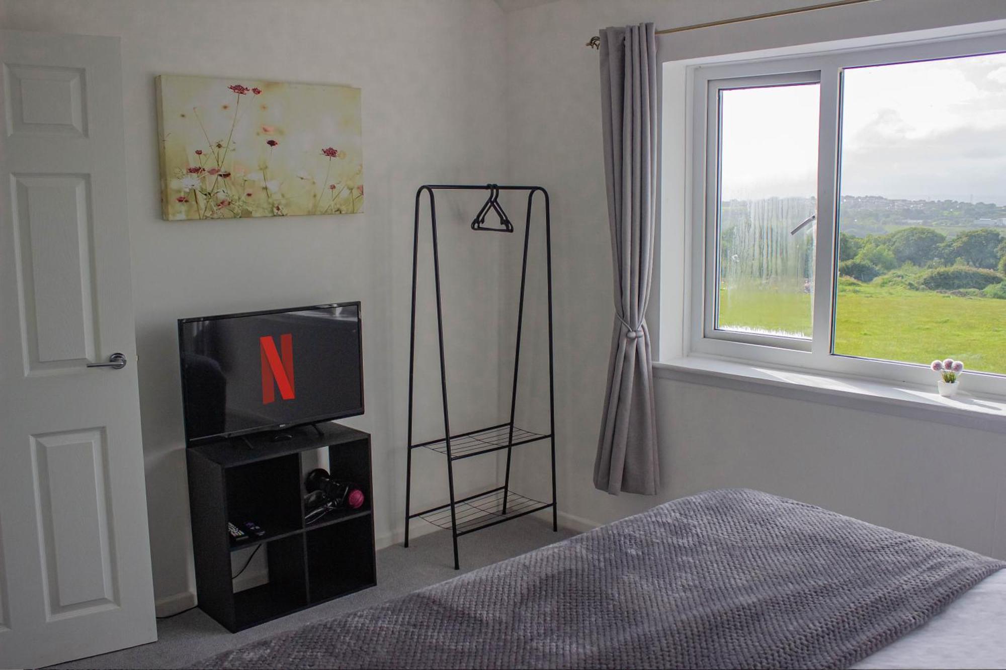 3-bedroom - Close To M4 & Private Off-road Parking * Суонси