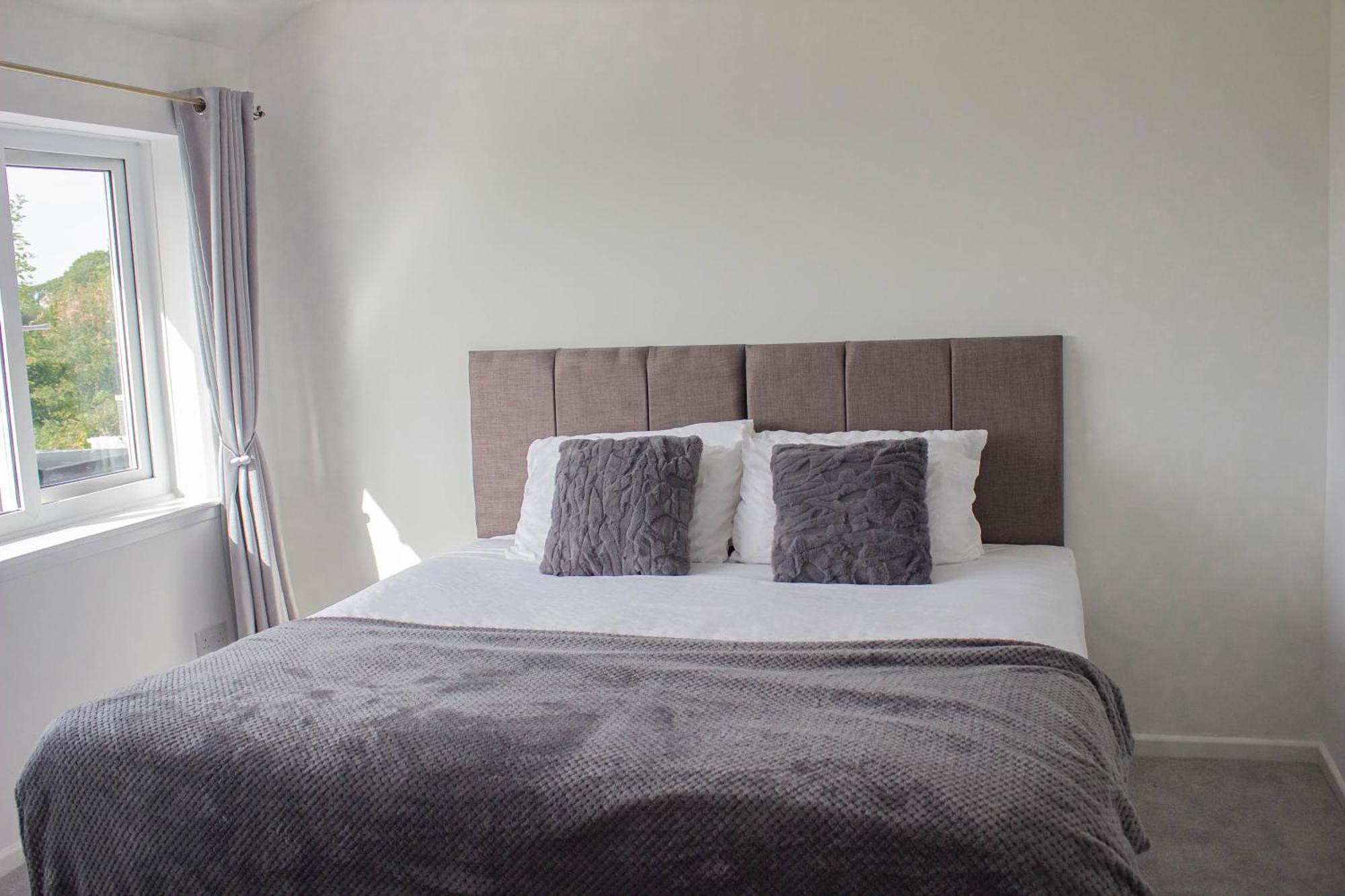 Дом отдыха 3-bedroom - Close To M4 & Private Off-road Parking Суонси