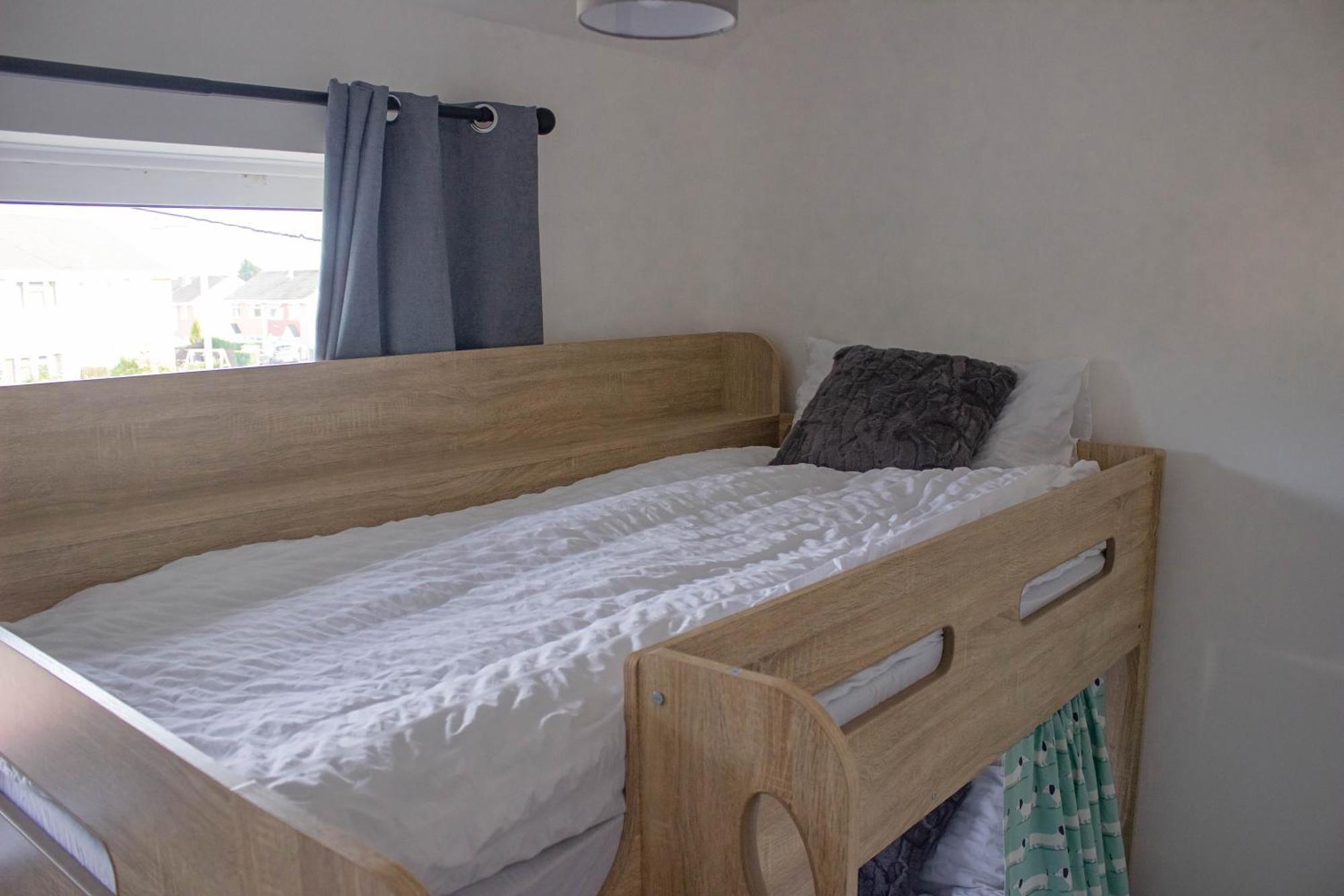 3-bedroom - Close To M4 & Private Off-road Parking Дом отдыха Суонси