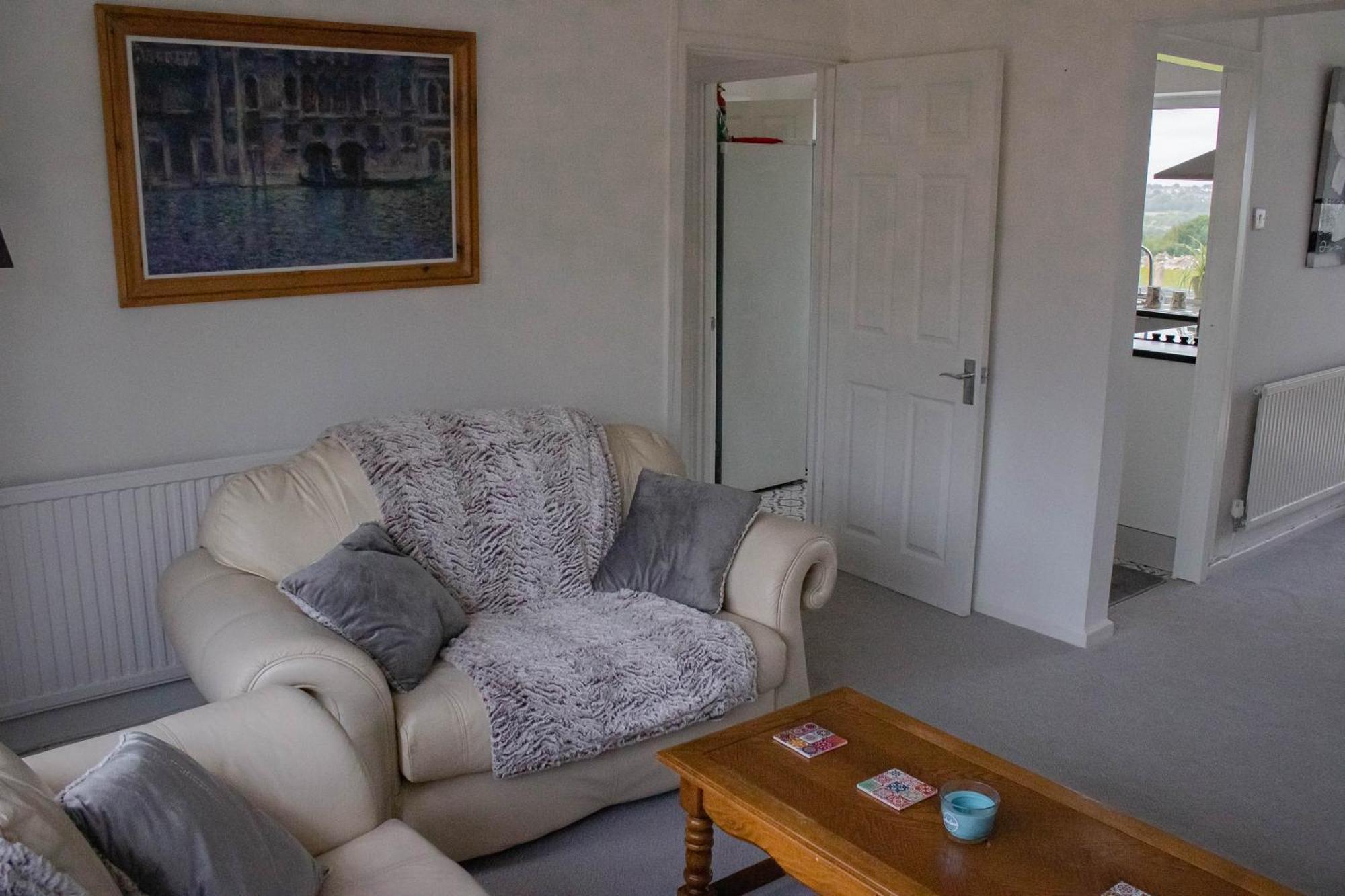 3-bedroom - Close To M4 & Private Off-road Parking Дом отдыха *