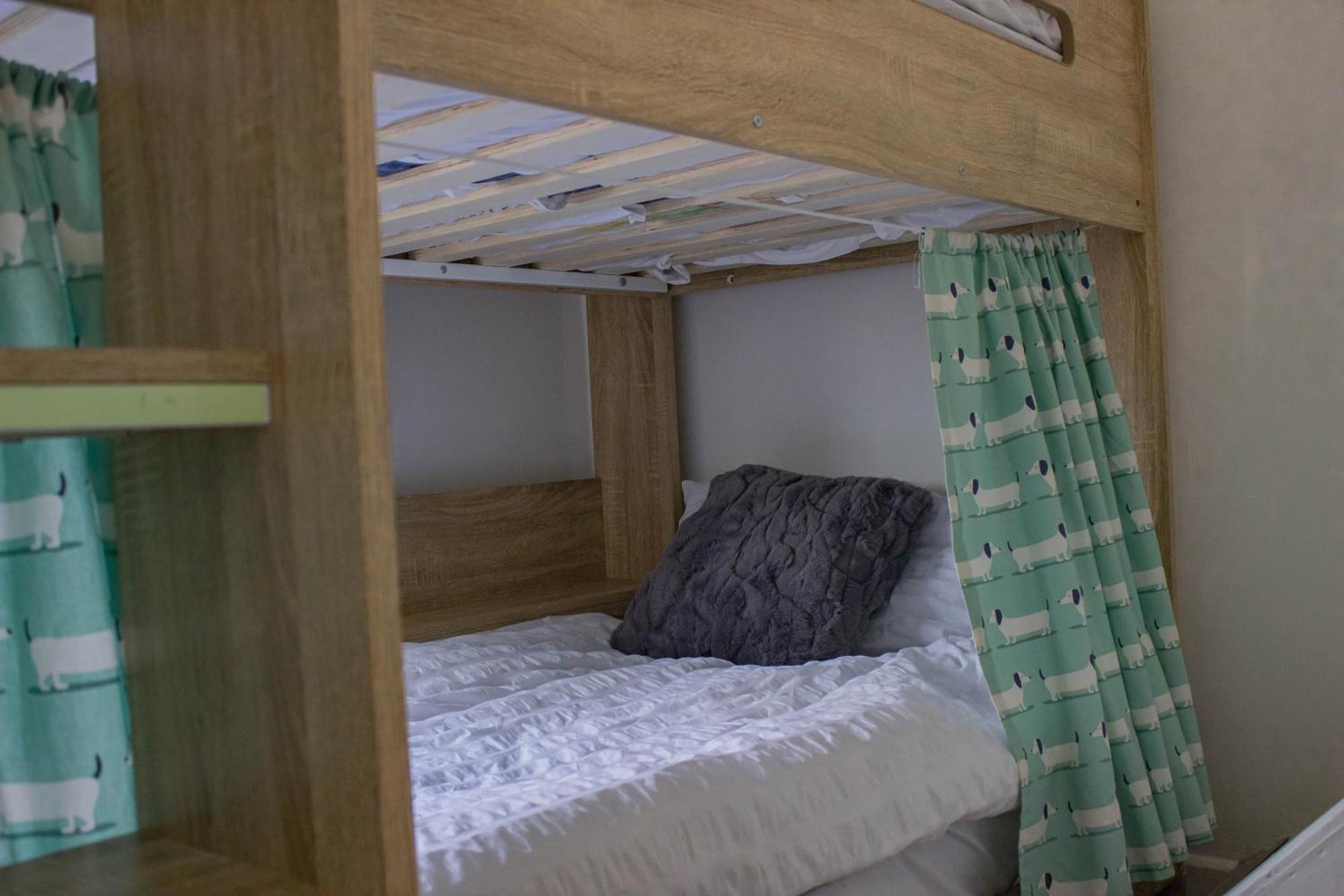 3-bedroom - Close To M4 & Private Off-road Parking * Суонси